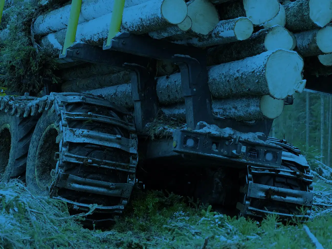 Skotare med XL Tracks på boggin i frostig skog