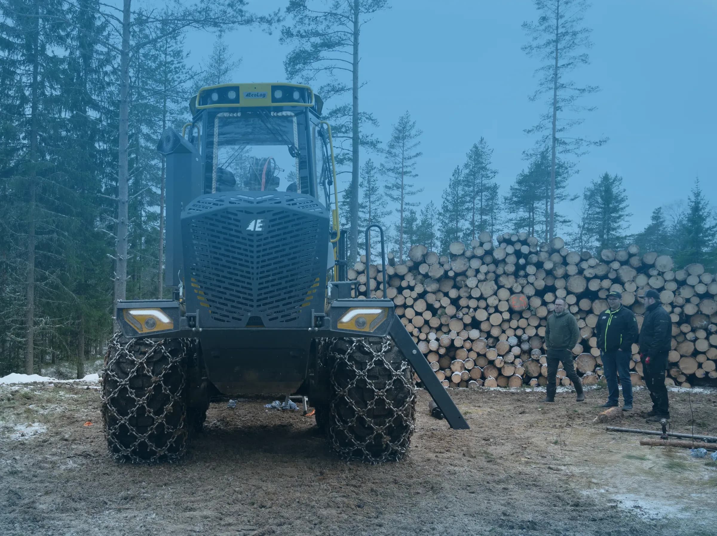 Rückezug mit XL Chains an einem verschneiten Polterplatz im Wald